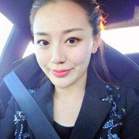 男生坐车里自拍头像