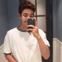 小孩对镜子自拍头像