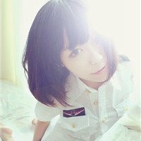 男生坐车里自拍头像