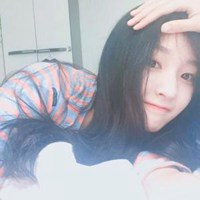 女生坐车里自拍头像