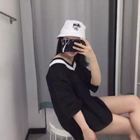 小孩对镜子自拍头像