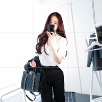 小黄人自拍头像女生