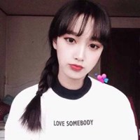 小孩对镜子自拍头像