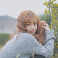 女生坐车里自拍头像