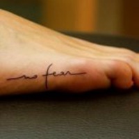 纹身女人头像锁骨露肩