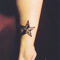 胳膊带纹身女人头像