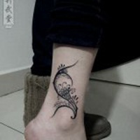 头像拽拽带纹身女人