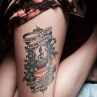 纹身女人手臂孩头像