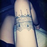 白色纹身女人头像