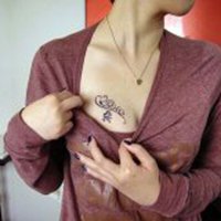 美裸体纹身女人头像