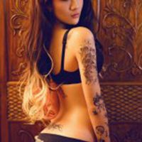 纹身女人拿着玫瑰头像