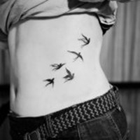 露纹身女人后背头像