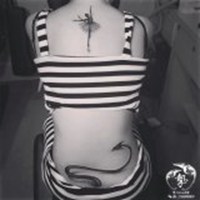 腿纹身女人头像