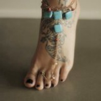 背景带纹身女人头像