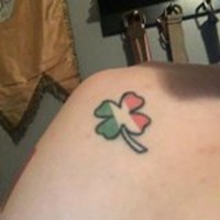 手臂纹身女人上半身头像