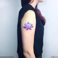 头像，有纹身女人，