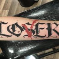 露背纹身女人美趴墙头像