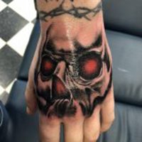 骷髅纹身女人头像霸气十足