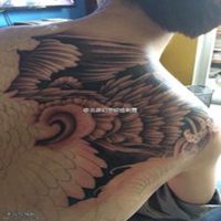 全身纹身女人头像