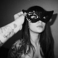 微信头像穿校服有纹身女人