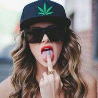 彩发带纹身女人美头像