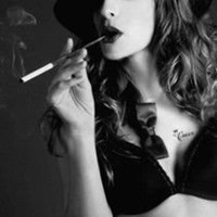 露肚脐头像带纹身女人