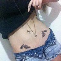 手扶脸胳膊纹身女人头像