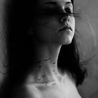 露肚脐头像带纹身女人