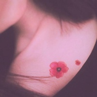 纹身女人+抽烟很酷头像图片