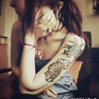 带有纹身女人头像 带有纹身女人头像