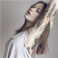 黑白头像抽烟纹身女人头像