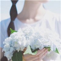 侧面女生锁骨头像