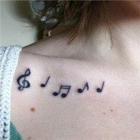 只露锁骨头像女黑白 只露锁骨头像女黑白