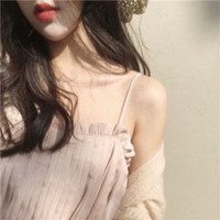 白衣女生动漫锁骨头像