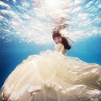 吸烟仰头美女锁骨头像