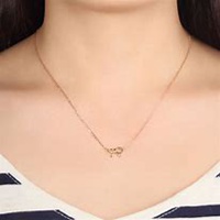 穿裙子女生锁骨头像