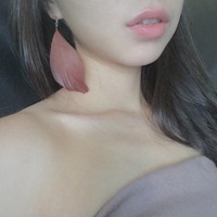 长发背心露锁骨头像