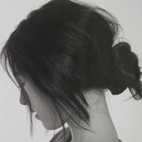 女黑白素描头像