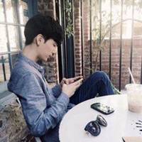 个性抽烟黑白男生头像