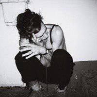 人物正面黑白男生头像