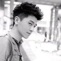 欧美纹身黑白男生背影