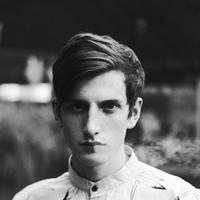 一个动漫黑白男生侧颜