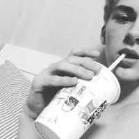 撩头发黑白男生头像