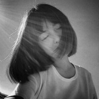 头像闺蜜背影黑白女生头像带字头像