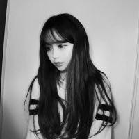 动漫冷酷长发黑白女生头像背影头像带字头像