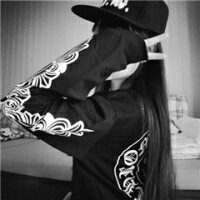 长发黑白女生头像背影带字头像 长发黑白女生头像背影带字头像