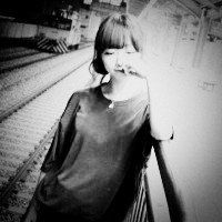 好看伤感黑白女生头像背影