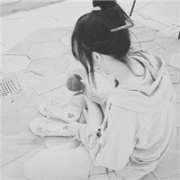 黑白女生头像伤感背影头像霸气