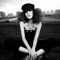 黑白女生背影带字霸气头像