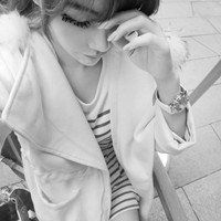 背影长发黑白女生头像霸气 背影长发黑白女生头像霸气